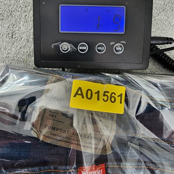 Wrangler Jeans Mens 32X32 Blue Dark Wash Relaxed Fit Straight Leg Stretch Denim - Picture 12 of 12